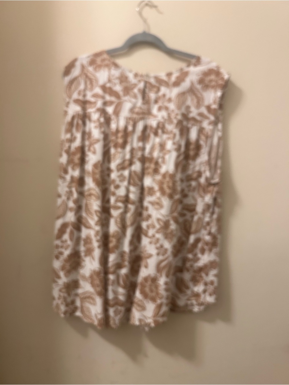 Sonoma Women’s Brown Floral Sleeveless Smocked Yoke Top. Size 3X - Picture 2 of 2